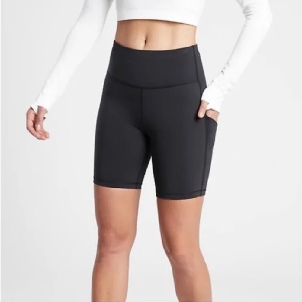 ✨FREE SHIPPING✨ EUC Athleta Ultimate Stash Pocket 7" Biker Shorts
